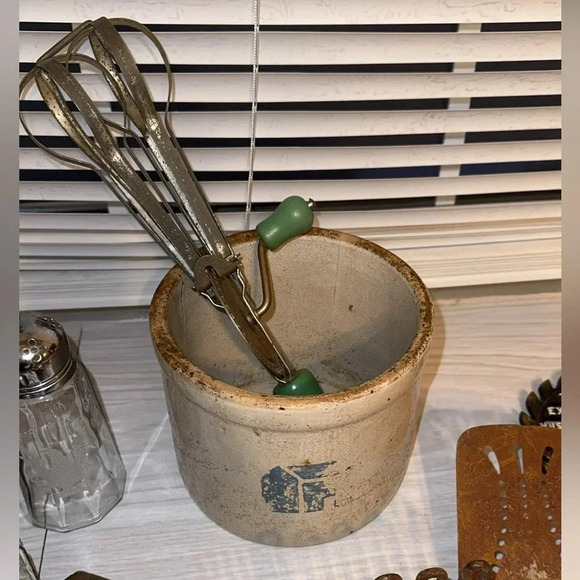 28pc Lrg Lot Vintage/Antique 10lb Kitchen Beaters,Tins,Utensils,Crock Farmhouse - Picture 11 of 17